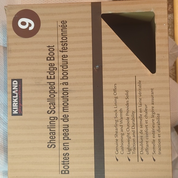 Kirkland shearling Scalloped Edge Boot , size 9, Women's - Picture 3 of 4